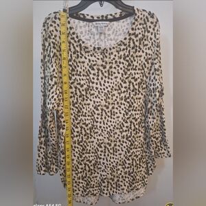 Tommy Bahama Womens Animal Print Long Sleeve Top Size Medium 100% Cotton